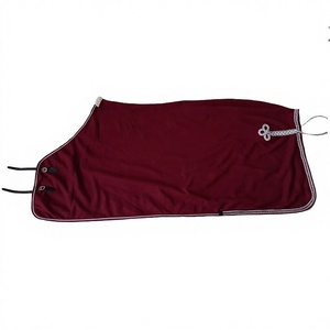 Manta ligera de verano para caballo de forro polar con cuello de satén, cordón de flor de moda, doble cierre de pecho, correas de cuero y forro polar. - Product Image 1