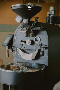 เครื่องคั่วกาแฟไฟฟ้า SUNROASTER 220V 6.0กก./ครั้ง มาตรฐาน ISO 9001 แบบดรัม แผ่นเหล็ก ปรับแต่งสีได้ ติดตั้งออนไลน์ กำลังไฟ 1.3 กิโลวัตต์ - Product Image 3