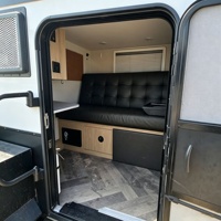 Caravane tout-terrain compacte et légère avec carrosserie rigide, conception à essieu unique et rangement pratique pour les voyages en expédition