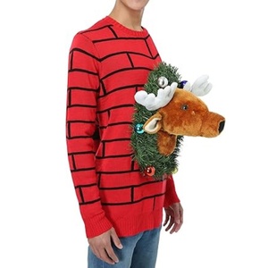 Pull et sweat-shirt de Noël moche pour homme avec tête de renne en appliqué 3D, col rond tricoté rouge - Product Image 2