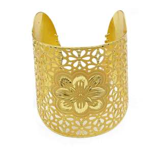 Vente en gros de bijoux pour femmes : Bracelet manchette Kada en laiton plaqué or 14K, 18K, 24K, avec motif floral filigrané et fermoir chaîne - Product Image 2