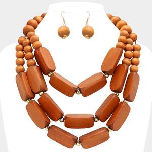 Collier moderne en résine et bois fait main avec accessoires de mode en cristal, fini avec une touche artisanale - Product Image 3