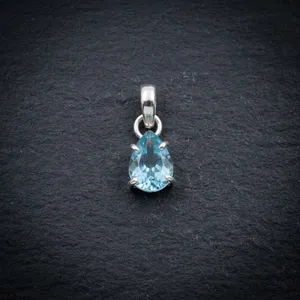 Colgante Solitario de Plata de Ley 925 con Topacio Azul Corte Pera, Engaste de Garra, Diseño Minimalista, Joyería Unisex - Product Image 5