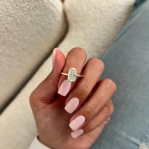 Bague de fiançailles minimaliste moderne en or jaune 14 carats avec diamant de laboratoire allongé de 2 carats, taille coussin, demi-sertissage, certifiée IGI - Product Image 4