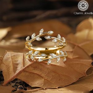 แหวนหมั้นคลาสสิกสำหรับผู้หญิง ชาร์ม จิวเวลส์ เงินแท้ ชุบทอง 18K ประดับเพชรโมอิสซาไนต์ทรงคุชชั่น 3 เม็ด แบบฝังหนามเตย น้ำหนัก 3 กรัม IGI - Product Image 2
