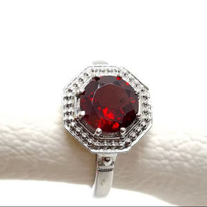 Anillo de Plata con Granate Rojo Natural Redondo, Anillo de Piedra de Nacimiento de Enero, Regalo de Cumpleaños o Aniversario para Ella - Product Image 1