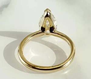 Bague solitaire en diamant taille marquise de qualité supérieure avec bande polie élégante, bijoux fins de luxe pour fiançailles, mariage et cérémonie. - Product Image 6