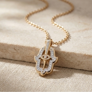 Pendentif amulette de protection main de Hamza en or avec halo de diamants et œil central distinctif pour usage quotidien - Product Image 2