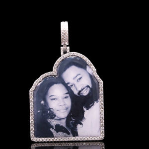 Pendentif Apex en alliage plaqué or de qualité supérieure, aspect diamant CZ glacé - Product Image 1