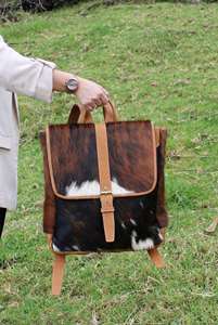 กระเป๋าเป้หนังแท้สไตล์เรียบง่าย ปิดด้วยซิป ปรับแต่งลายตัวอักษรได้-กระเป๋าเดินทางใส่แล็ปท็อปไปโรงเรียนสไตล์วินเทจ รุ่น HNBP-0088 - Product Image 1