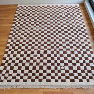 Tapis épais marocain authentique tissé à la main, abstrait, écologique, en laine shag brun chocolat et ivoire, style berbère minimaliste - Product Image 2