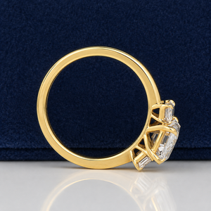 Bague de fiançailles à trois pierres en diamant de laboratoire certifié IGI, 3 carats, taille coussin et taille émeraude, provenant de mines anciennes, monture de luxe en or 14K - Product Image 5