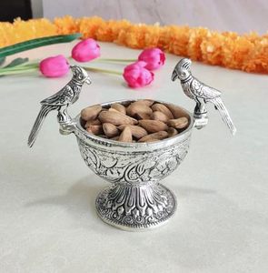 Bol en métal vintage avec poignées en forme de perroquet, fait main, pour fruits et collations, décoration de fête - Product Image 1