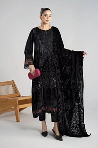 Robe Anarkali pakistanaise haut de gamme, noir jais, longue et sculpturale, avec épaulettes structurées audacieuses et détails complexes - Product Image 4