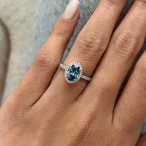Bague de fiançailles de luxe en or blanc 14 carats avec moissanite bleue taille ovale, halo et bande pavée de diamants VVS cultivés en laboratoire pour femme - Product Image 3