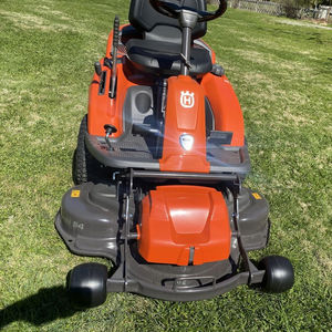 Vente en gros d'usine Husqvarna Rider 214 TC Tracteur de pelouse Moteur puissant Plateforme de travail robuste Coupe-herbe efficace Équipement de jardinage - Product Image 1