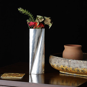Jarrón de Flores Minimalista Hecho a Mano en Metal Plateado Martillado, Centro de Mesa Moderno y Elegante para Sala de Estar o Comedor - Product Image 4