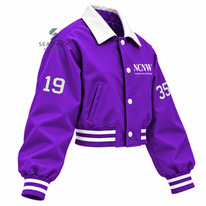 Chaqueta Universitaria Corta de Satén Morado para Mujer NCNW con Cuello en Contraste Blanco, Cierre de Botones a Presión y Escudo Bordado - Product Image 2