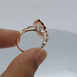 Anillo de compromiso elegante con diamante de corte marquesa cultivado en laboratorio, halo de oro rosa macizo y piedras laterales con diseño de hoja vintage para mujeres sofisticadas. - Product Image 4