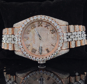Reloj de Lujo con Diamantes, Caja Redonda de Acero Inoxidable, Números Romanos Analógicos, Correa de 20 mm, Cierre de Mariposa, Movimiento de Cuarzo - Product Image 1