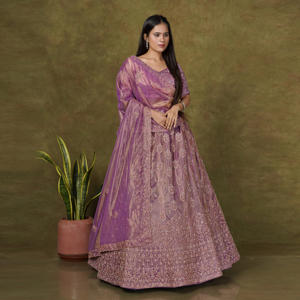 Lehenga Choli en filet Fendy |   Motifs de sequins en fil tressé complexe |   Ourlet richement orné |   Ensemble de dupatta pour occasions festives importantes - Product Image 3