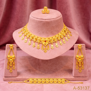 Conjunto de Lujo para Mujer: Collar y Pendientes de Latón Chapado en Oro 24K con Zirconia Cúbica de Corte Cojín, Cadena de Caja y Perlas de Imitación - Modelo A-53137 - Product Image 1