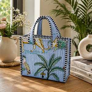 Sac fourre-tout en toile matelassée grise avec motif rayé, style bohème tendance, fermeture à glissière pour le shopping et la plage - Product Image 3