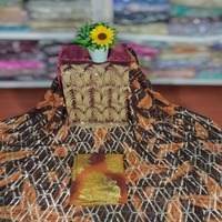 Ensemble fransawi dirac somalien avec motif floral gorgoura et garbsaar assorti fait pour une tenue de fête normale régulière