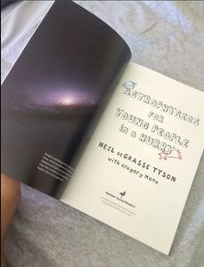 L'astrophysique pour les jeunes pressés par le temps par Gregory Mone, guide de cosmologie pour adultes en édition brochée - Fictif, éducation - Product Image 2