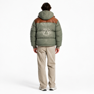 Blouson matelassé vintage vert pour homme, 70 % imperméable, avec col en cuir d'agneau, capuche amovible, poches cargo, quincaillerie en laiton, personnalisable OEM - Product Image 2