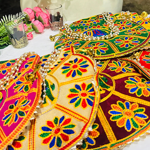 Exquisita Bolsa Potli Hecha a Mano con Impresionante Motivo Central de Elefante y Asa de Perlas Multifilamento que Brinda un Contraste Suave y Lujoso - Product Image 1