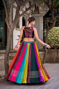 Conjunto de lehenga choli listo para usar, especial para Navratri, con diseño estampado de diseñador, detalles de gota patti y trabajo de espejo en rayón. - Product Image 3
