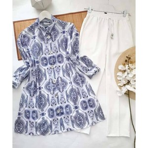 Top en rayonne imprimé numérique pour femme avec ensemble palazzo bleu - Product Image 1