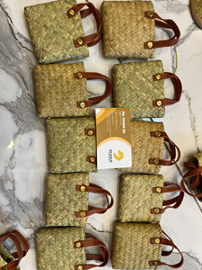 Porte-clés artisanal en feuille de palmier avec motif de fleur de lotus, écologique, style asiatique, cadeau idéal pour les affaires et les fêtes - Product Image 3