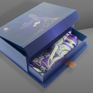 Caja Rígida Plegable Personalizada de Lujo para Perfumes y Productos de Cuidado de la Piel, con Estampado Holográfico Plateado, Forro de Satén y Cartón Gris - Product Image 2
