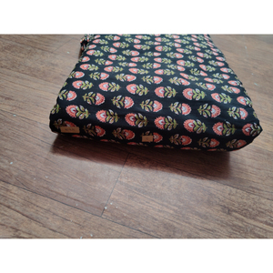 Tissu en sergé de coton noir imprimé floral pour la confection de sacs cosmétiques, pochettes cadeaux et sacs fourre-tout – Cadeau pour elle - Product Image 3