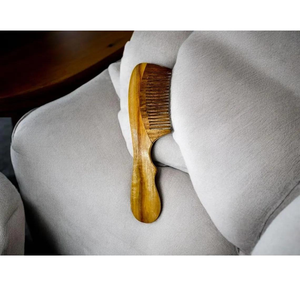 Peigne en bois massif artisanal de qualité supérieure avec dents fines et larges pour cheveux épais, bouclés et raides, disponible en finitions naturelles - Product Image 1