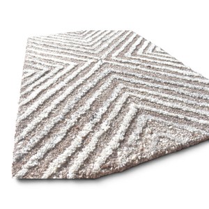 Tapis moderne en laine tufté à la main, motif géométrique chevron et losanges, beige taupe crème, à poils coupés et biseautés - Product Image 3