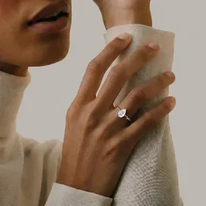 Bague de fiançailles en diamant poire certifié IGI, clarté VVS-VS, couleur D-E, avec pavé torsadé, finition impeccable, pour femme. - Product Image 6