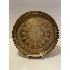 Plateau de service vintage en laiton aux tons chauds, servant également de centre de table décoratif lorsqu'il n'est pas utilisé - Product Image 6