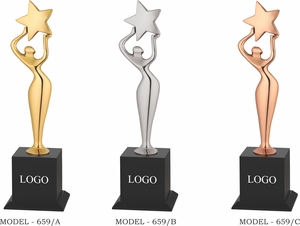 Trophée étoile plaqué or, finition polie, durable, pour activités promotionnelles. Trophée en métal avec base en bois noir. - Product Image 5