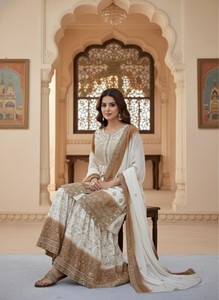 Traje Dhwaja Export de Georgette Marrón y Blanco, Listo para Usar, con Bordado y Lentejuelas - Product Image 2