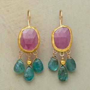 Boucles d'oreilles pendantes en résine motif fleurs de forêt, faites à la main, élégantes, art florale en résine, artisanat naturel - Product Image 5