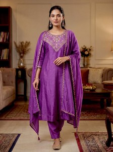 Ensemble Kurti en soie Vichitra pure de qualité supérieure, brodé, avec dupatta - Product Image 5