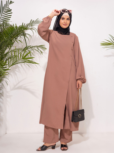 Elegante y Moderno Conjunto de Dos Piezas: Vestido Abaya de Poliéster Sólido 100% con Camisa Larga Irregular y Pantalones de Pierna Ancha, Estilo Modesto de Oriente Medio - Product Image 3