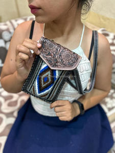 Nouveau Western usiné Jacquard cuir téléphone bandoulière fronde sacs à main Vintage Multi aztèque tissu Unique matelassé petit bracelet sacs à main - Product Image 2