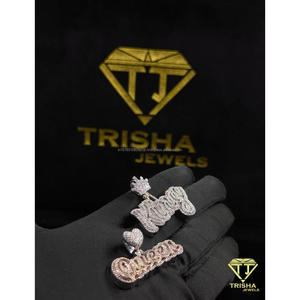 Ensemble de pendentifs romantiques pour couple avec breloques en forme de couronne royale et de cœur de reine serties de diamants moissanite par Trisha Jewels - Product Image 3