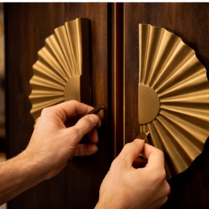 Manija de Puerta de Diseño Moderno y Lujoso Aurora Fan, Fabricada en Latón Resistente para Hoteles |   Herrajes Decorativos para Puerta de Entrada con Diseño de Sol Radiante - Product Image 3