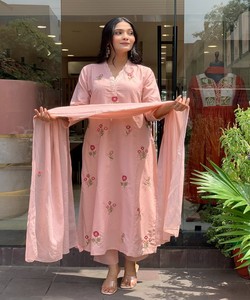 ชุดงานปักลายชานเดรี RICH LOOK PV พร้อมเสื้อและกางเกงขายาว พร้อมผ้าคลุมไหล่ สำหรับงานเทศกาล ราคาขายส่ง เสื้อผ้าชาติพันธุ์ สีชมพูอ่อน - Product Image 1