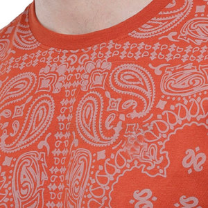 เสื้อยืดซับลิเมชั่นผู้ชายสีสั่งทำพิเศษ คุณภาพพรีเมียม เป็นมิตรกับสิ่งแวดล้อม ระบายอากาศได้ดี ผลิตจากโพลีเอสเตอร์/คอตตอน ขายดีที่สุด MOQ ต่ำ - Product Image 5